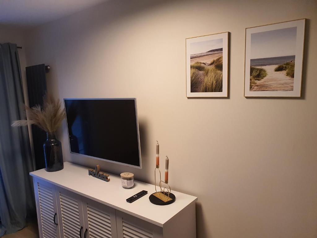 TV a/nebo společenská místnost v ubytování Lake HouseLubniewice domek całoroczny z jacuzzi blisko jeziora