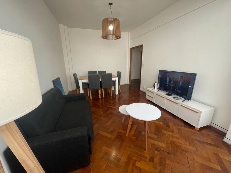 sala de estar con sofá, mesa y TV en Hermoso departamento en pleno Palermo- Charcas2 en Buenos Aires