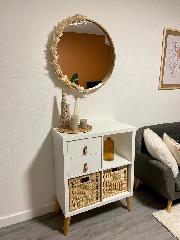 lustro na białej szafce w salonie w obiekcie Studio Confort Centre Ville w mieście Bourg-en-Bresse