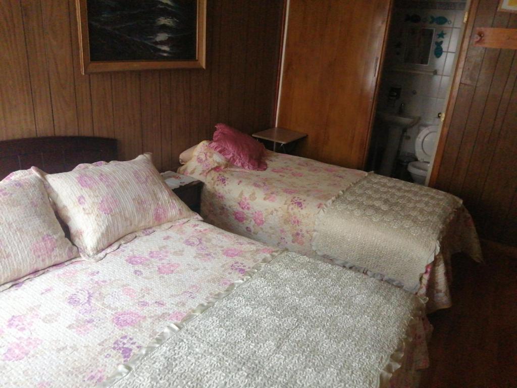 een kleine slaapkamer met een bed en een kussen bij Alojamiento familiar rey in Punta Arenas