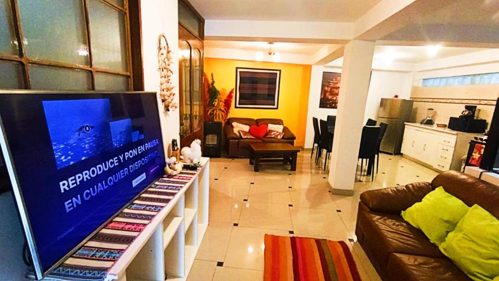 uma sala de estar com uma grande televisão e uma sala de estar em PANORAMIC & AMAZING VIEWS Pvt apart close main square em Cusco