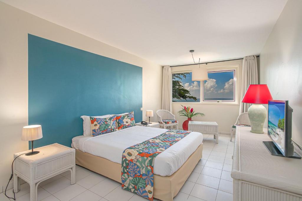 Letto o letti in una camera di Karibea Squash Hôtel