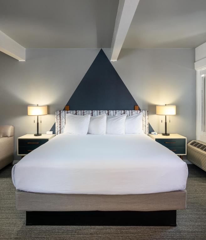 Tamarack Lodge - 