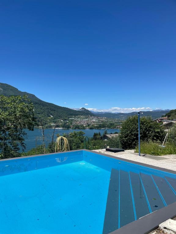 uma piscina com vista para a água em Lake Apartment Ischia White em Tenna 