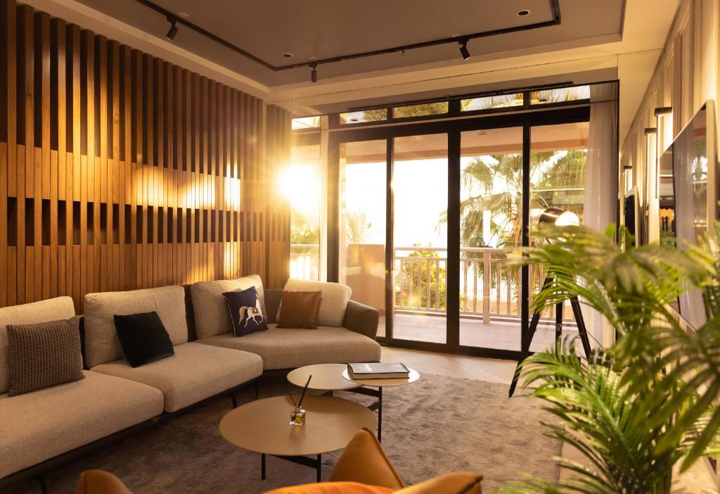 杜拜的住宿－Signature Residence - The Palm Jumeirah，客厅配有沙发和桌子