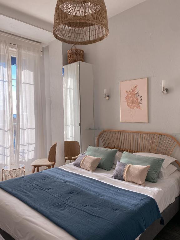 Postel nebo postele na pokoji v ubytování Hôtel Eden - La Baigneuse