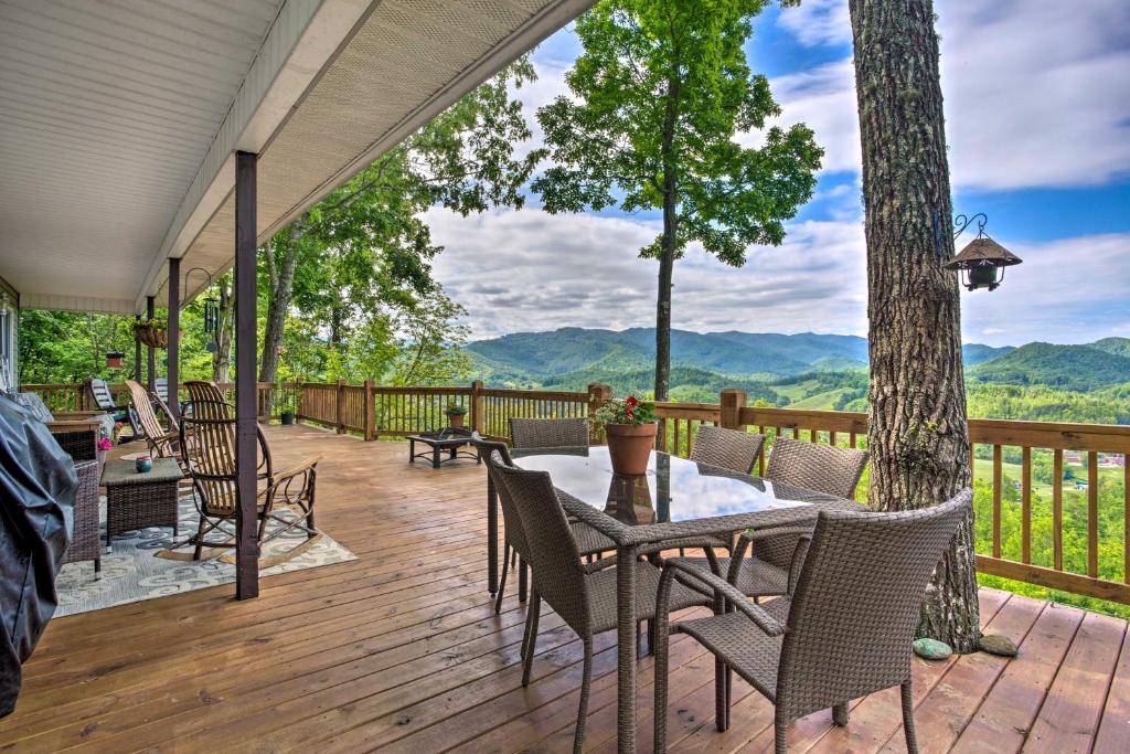 una terrazza con tavolo, sedie e un albero di Cozy North Carolina Abode - Deck, Grill and Fire Pit a Burnsville