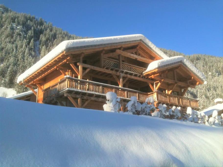 沙泰勒的住宿－Chalet de montagne style savoyard, vue sur pistes，山顶上积雪的小木屋