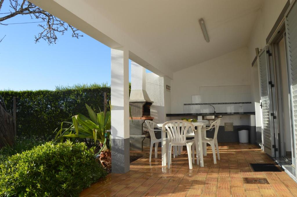 uma cozinha e sala de jantar com mesa e cadeiras em Quinta das Figueiras em Vila Nova de Cacela