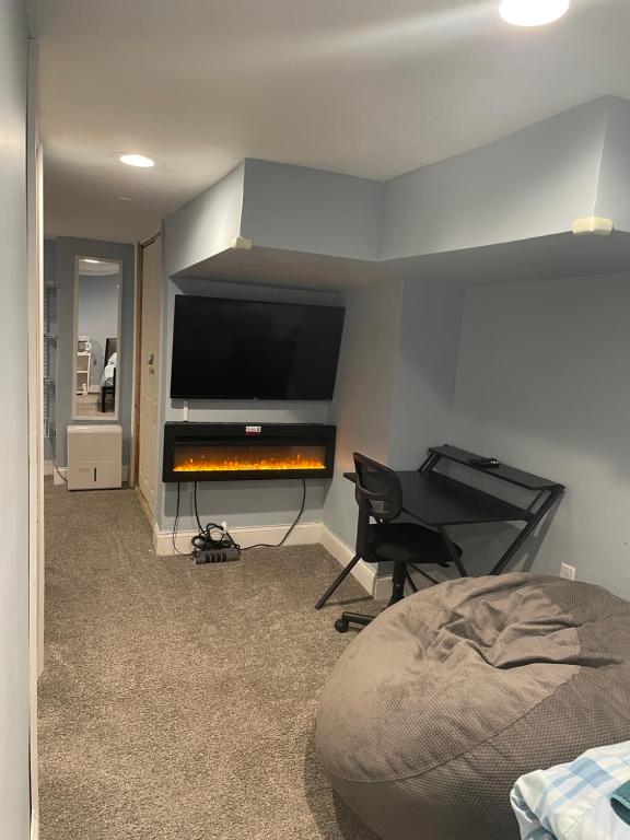 巴爾的摩的住宿－Downtown Suite - Close to Topgolf, Horseshoe Casino, UM Baltimore，一间卧室配有一张床和一台平面电视