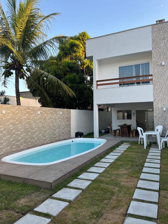 Villa con piscina frente a una casa en Casa com piscina em Coroa Vermelha, en Santa Cruz Cabrália