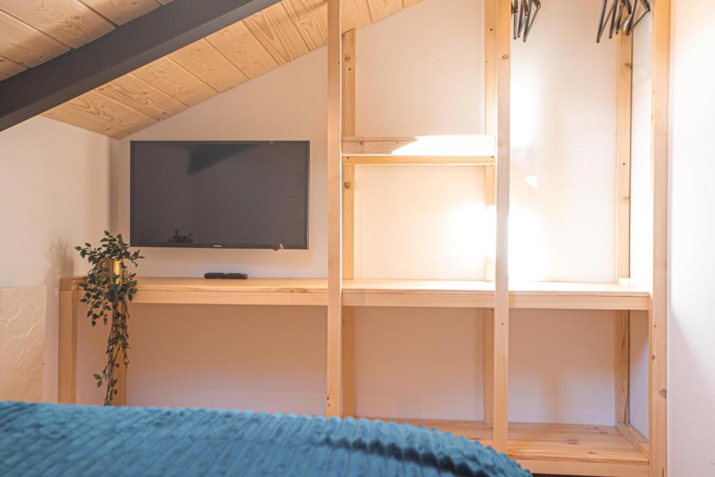 Televízia a/alebo spoločenská miestnosť v ubytovaní APARTAMENTO BLOSSOM
