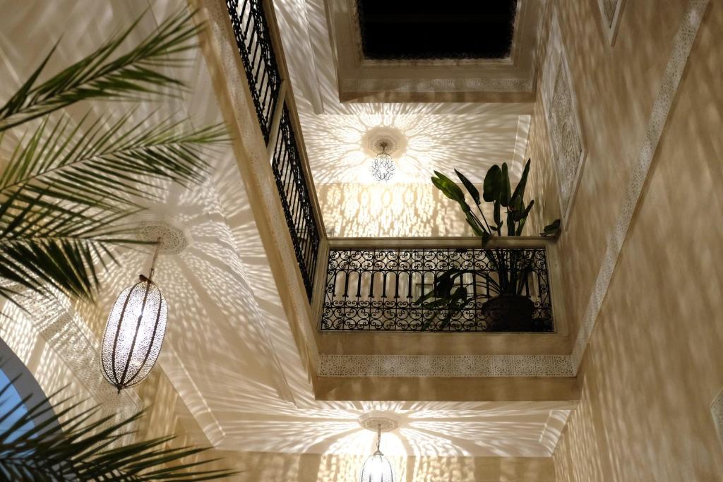 - une vue sur un escalier dans un bâtiment avec des lumières dans l'établissement RIAD TAZZORI, à Marrakech