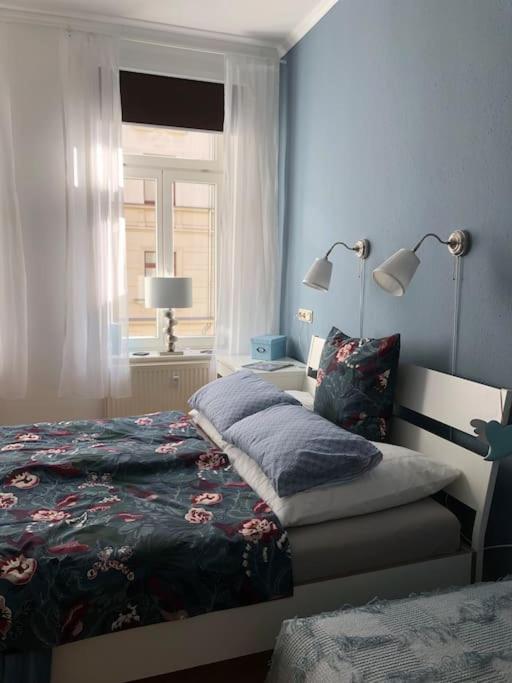 1 dormitorio con cama y ventana en Gründerzeitwohnung in beliebter Südvorstadt en Leipzig