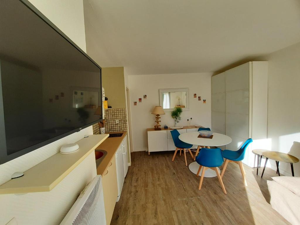 Televízia a/alebo spoločenská miestnosť v ubytovaní Plage du Chay