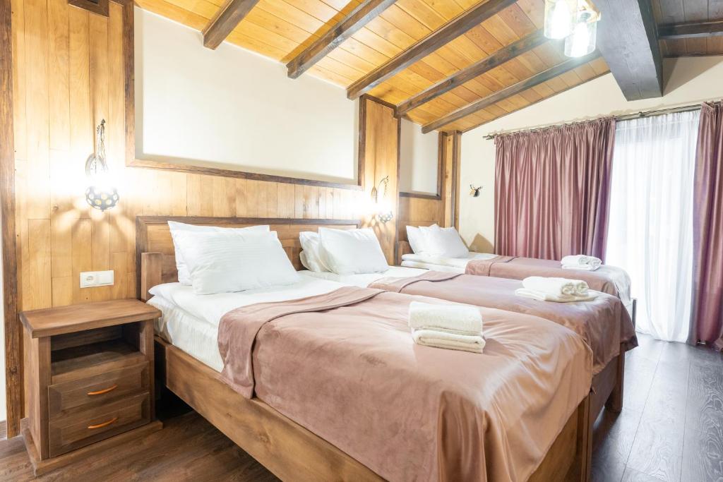 Postel nebo postele na pokoji v ubytování Hotel Mansarda Mestia