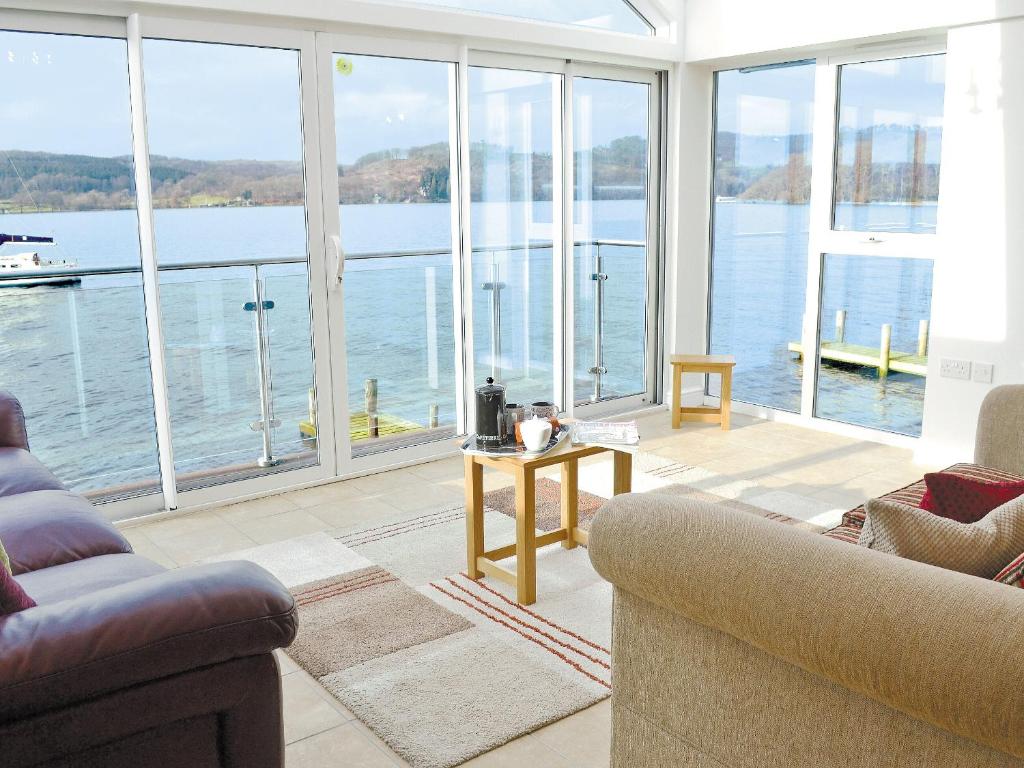 sala de estar con vistas al agua en Spout Crag Boathouse, en Far Sawrey