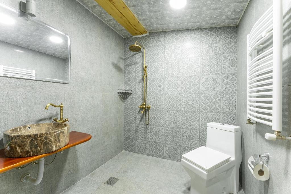 Koupelna v ubytování Hotel Mansarda Mestia