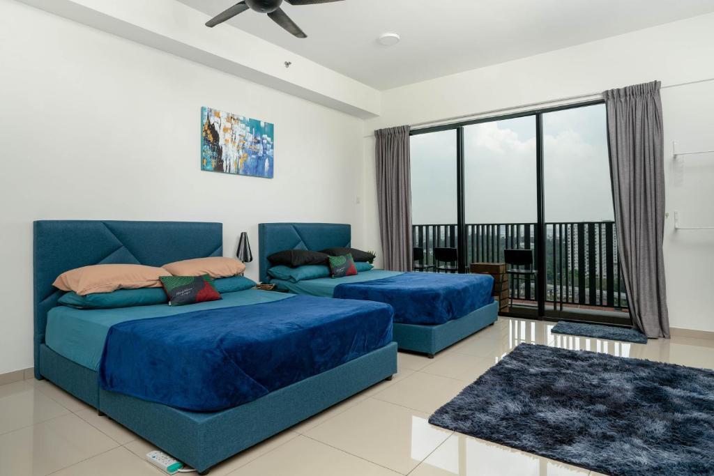 1 Schlafzimmer mit 2 blauen Betten und einem Balkon in der Unterkunft Homestay I City Cantik Tenang Wifi 4k Smart TV Netflix Coway Free Parking in Shah Alam