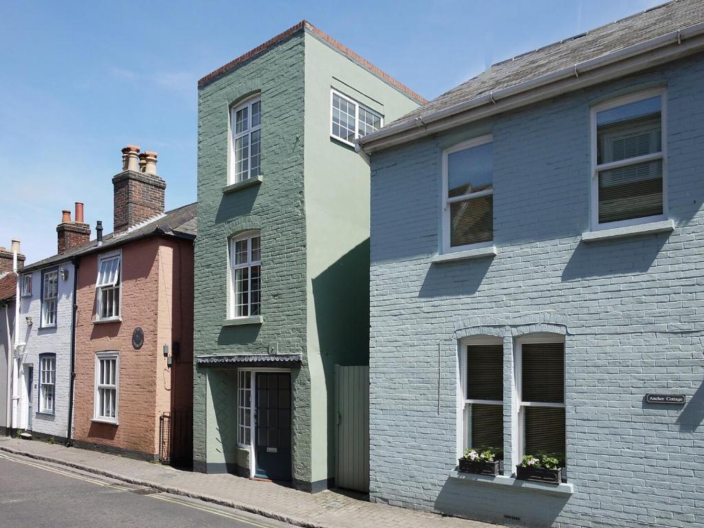 een rij kleurrijke huizen in een straat bij Bosuns Locker in Lymington