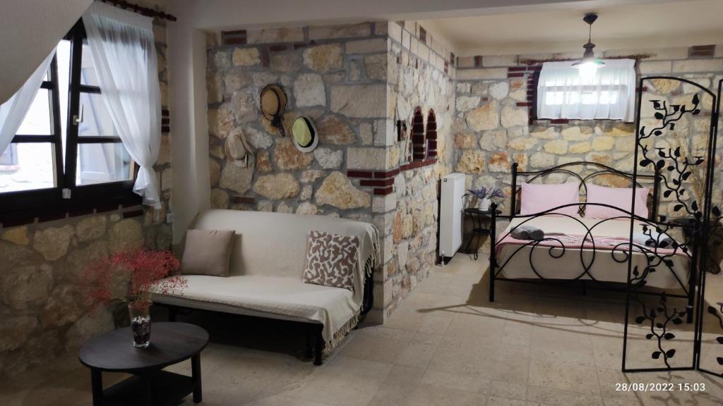 Postel nebo postele na pokoji v ubytování Artemis Stone House