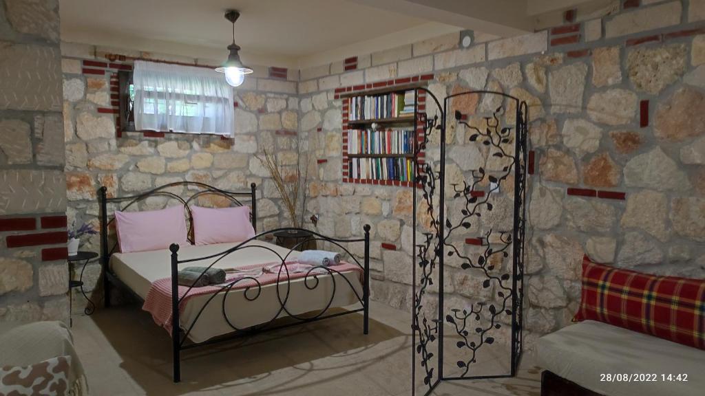 Postel nebo postele na pokoji v ubytování Artemis Stone House