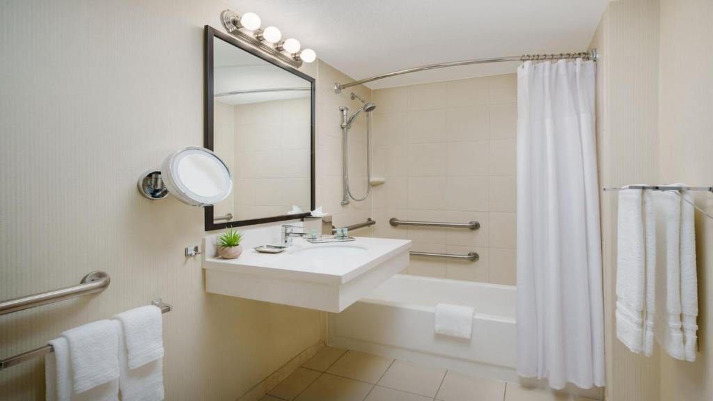 Crowne Plaza Phoenix Airport - PHX by IHG - King Room - Mobility Access Tub - Non-Smoking