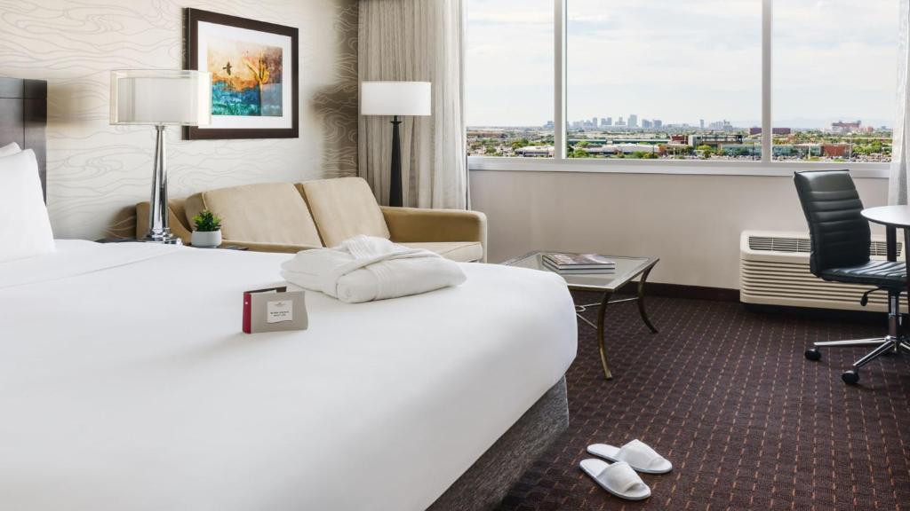 Crowne Plaza Phoenix Airport - PHX by IHG - Executive Suite Mit Kingsize-Bett