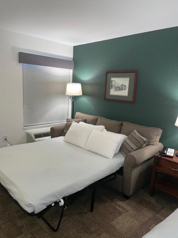 Boothill Inn and Suites photo