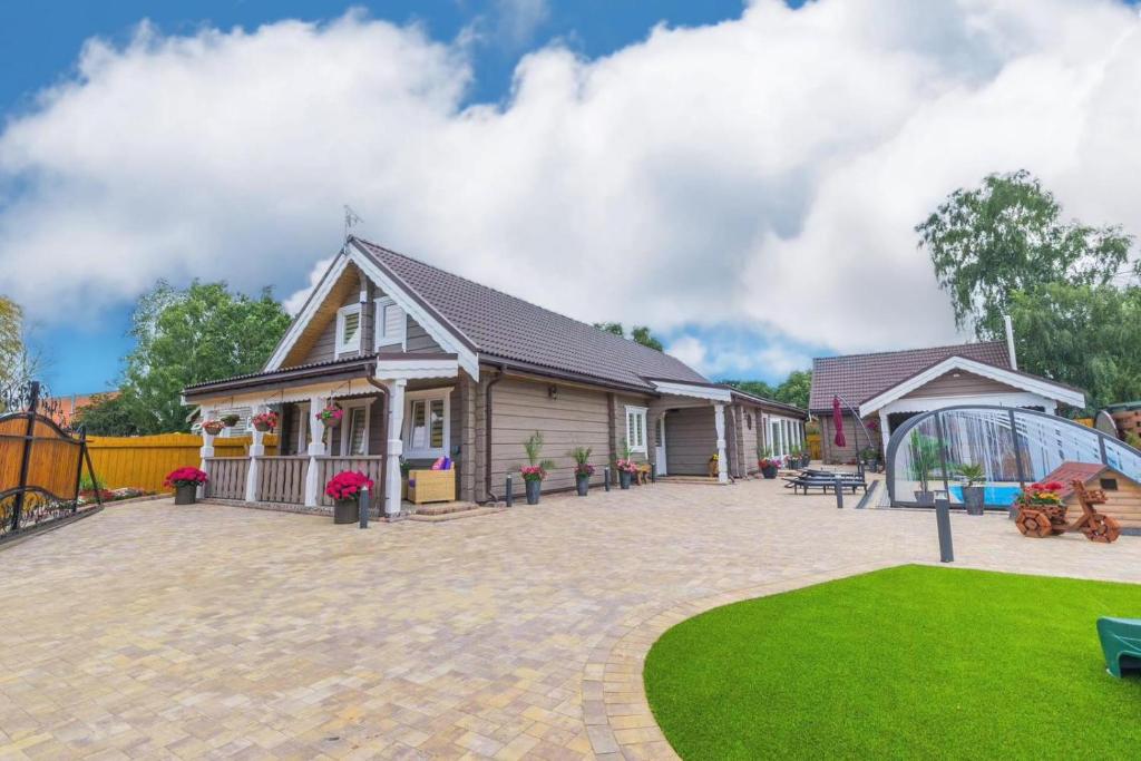 ein Haus mit einem Pavillon neben einem Hof in der Unterkunft Amazing 14 Berth Villa With Private Pool At Pentney Lakes In Norfolk Ref 34079a in Kings Lynn