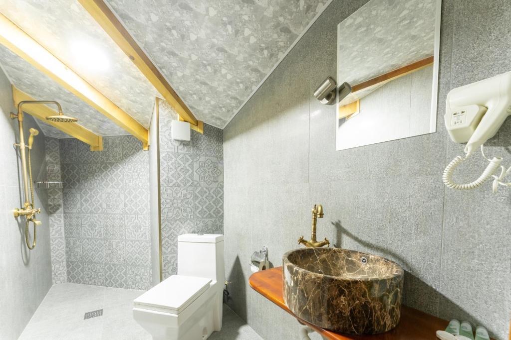 Koupelna v ubytování Hotel Mansarda Mestia