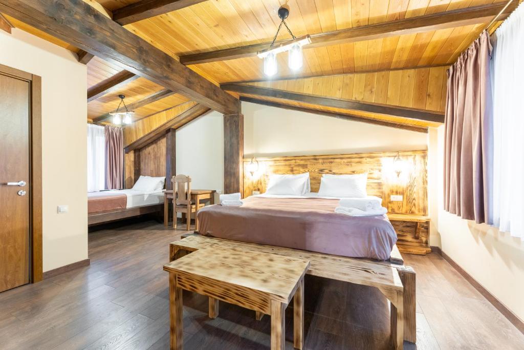 Postel nebo postele na pokoji v ubytování Hotel Mansarda Mestia
