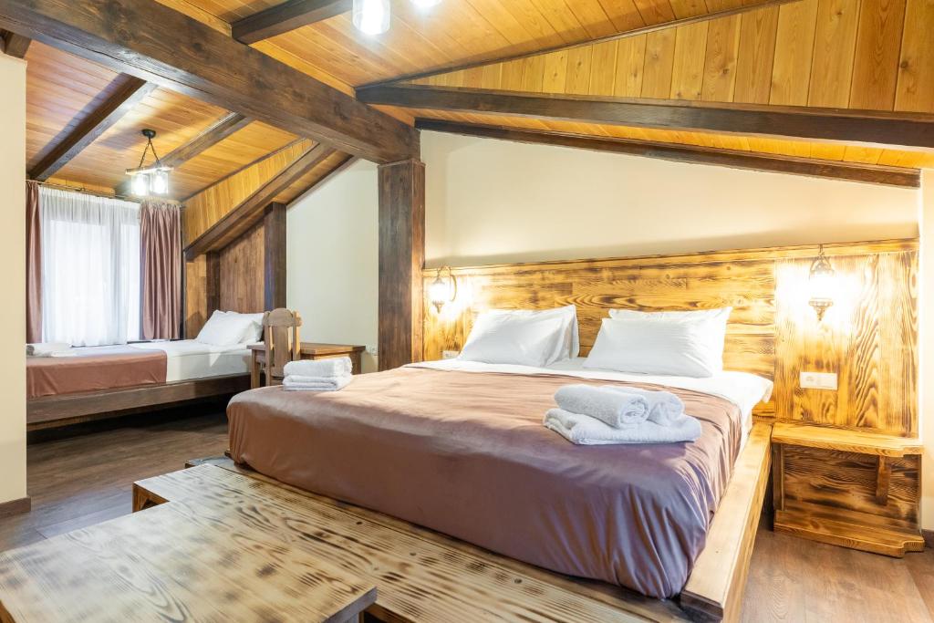 Postel nebo postele na pokoji v ubytování Hotel Mansarda Mestia