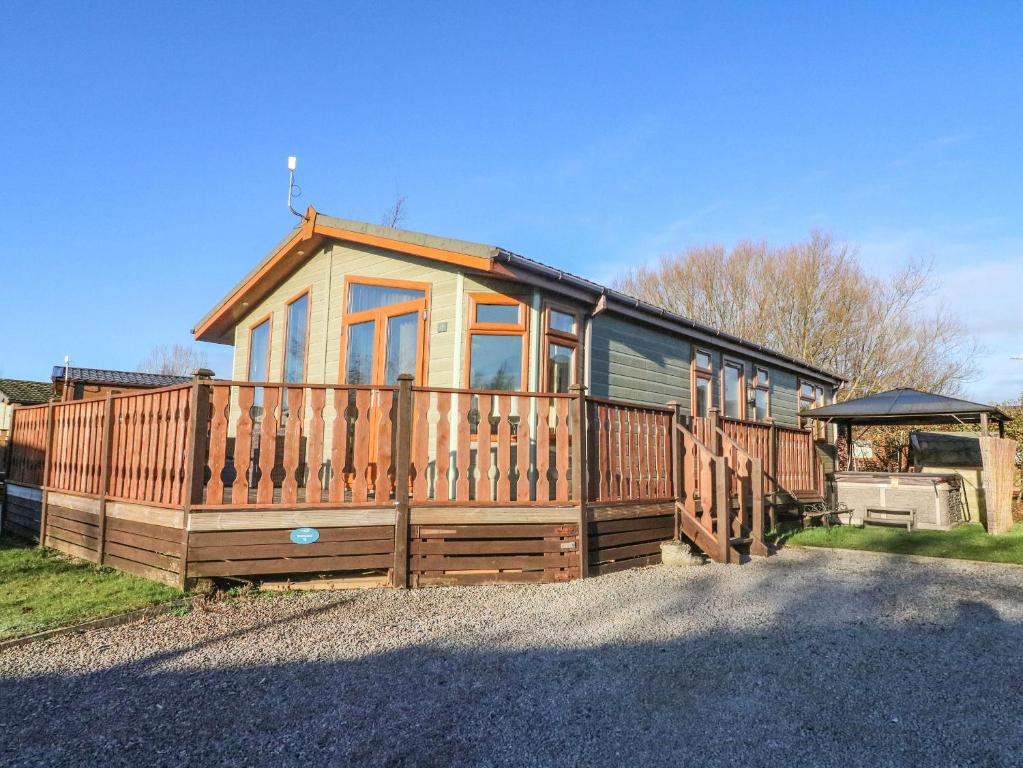 Casa de madera grande con terraza grande en Dream Catcher Lodge, en Carnforth