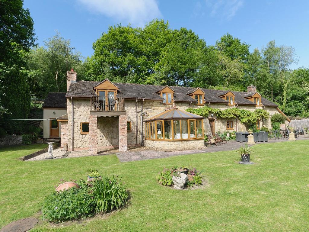 een groot stenen huis met een grote tuin bij Ladymoor in Highley