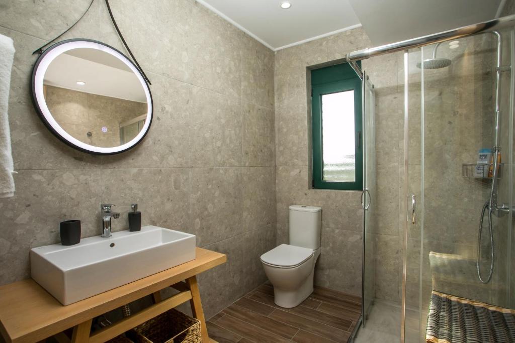 A bathroom at Beachfront Villa SeaShell Superior