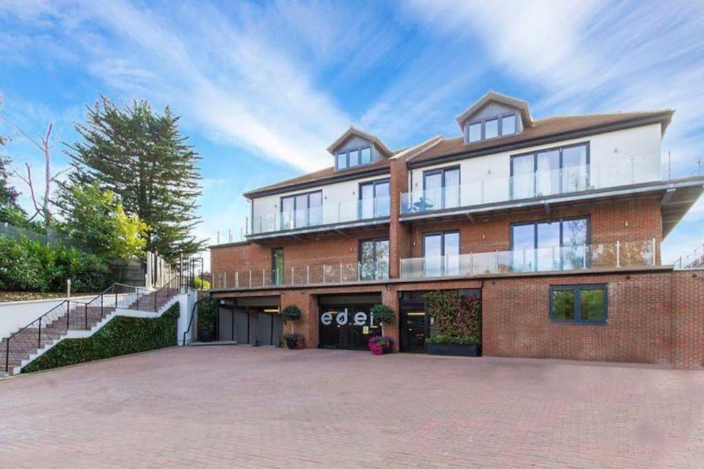 Chigwell Luxury 2 bed apartment, Pool, Gym, UK