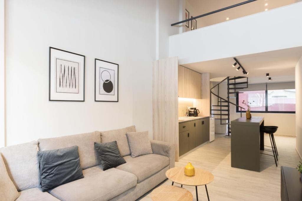 ein Wohnzimmer mit einem Sofa und einer Küche in der Unterkunft Voda Luxury Residence #002 in Athen