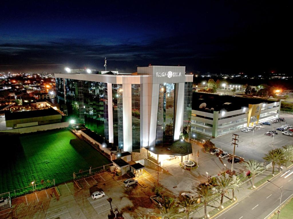 vistas a la ciudad por la noche con un gran edificio en Rosa Bela Hotel & Convention Center, en Puerto Ordaz