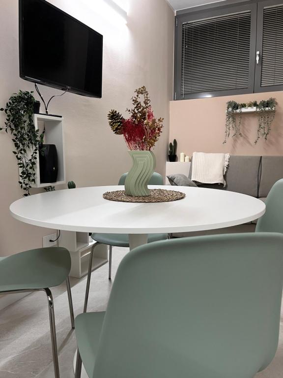 un tavolo bianco e sedie in soggiorno di Fiera Milano City Apartment a Milano