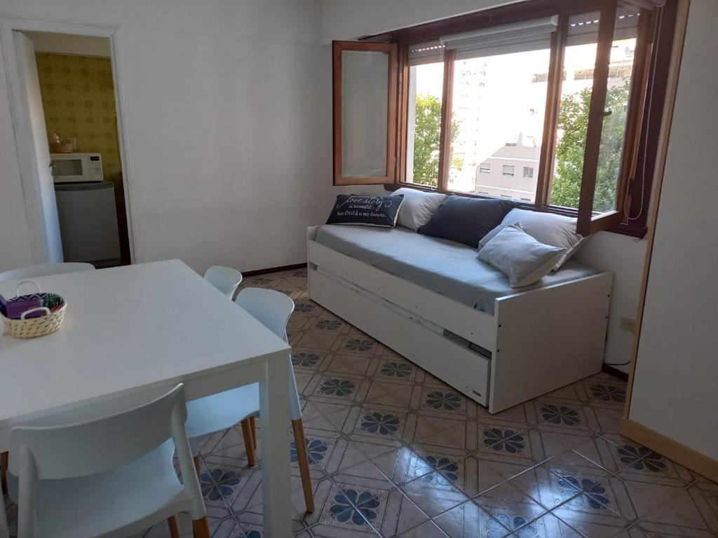 sala de estar con sofá y mesa en Departamentos Alfonsina, a 3 cuadras del mar en La Perla en Mar del Plata