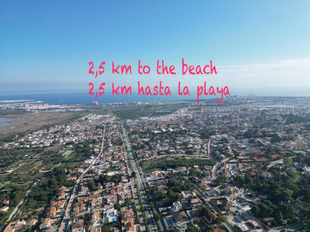 una imagen de una ciudad con las palabras km a la playa y km en Luxury Bungalow Costa Blanca Ground Floor ,Torrevieja, Lago Jardin 1, en Torrevieja