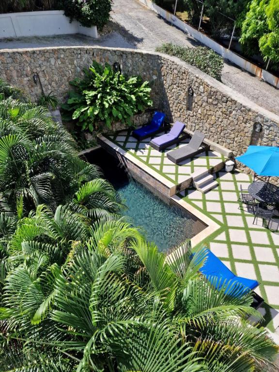 Vaade basseinile majutusasutuses OASIS Penthouse with private garden & shared pool või selle lähedal