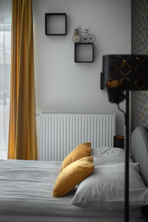 Posteľ alebo postele v izbe v ubytovaní Apartament Ażurowy