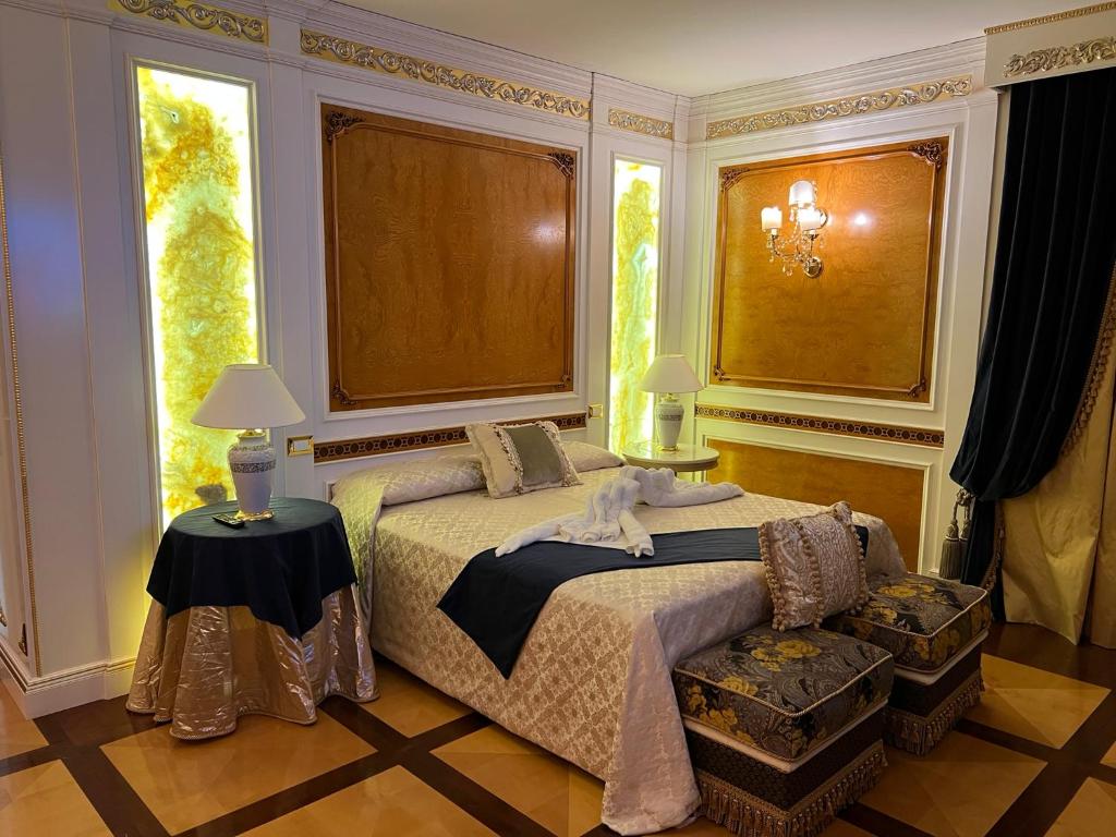 ein Schlafzimmer mit einem großen Bett und einem Fenster in der Unterkunft Hotel Villa Pigalle in Tezze sul Brenta