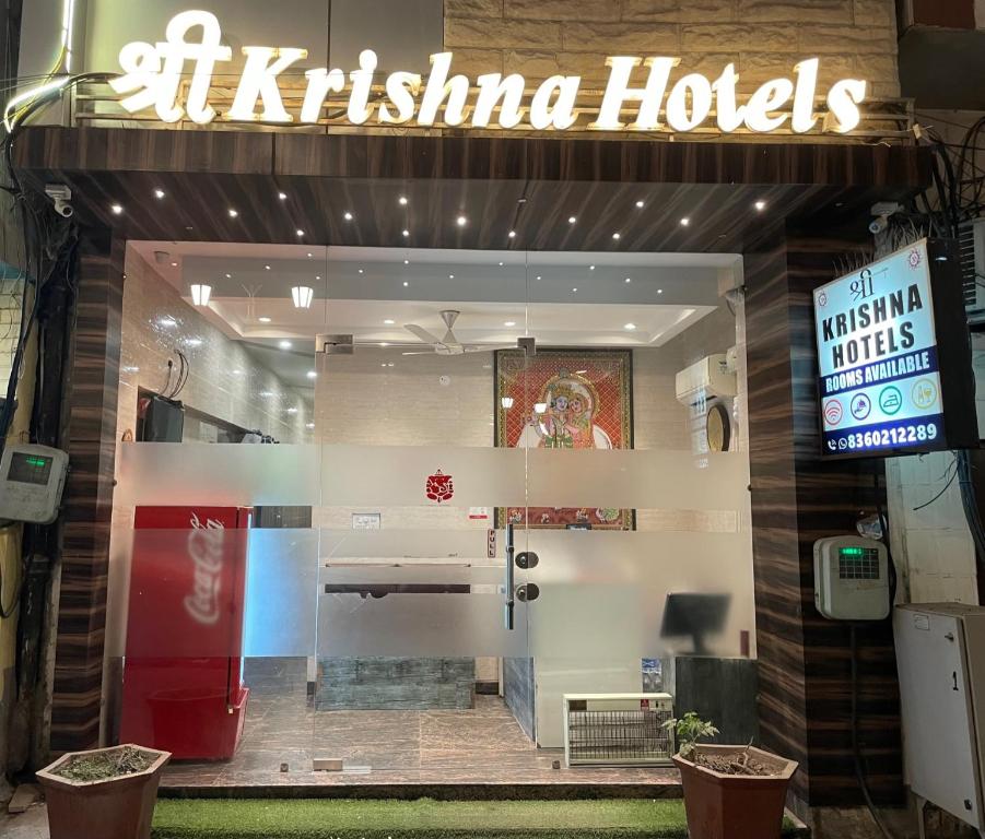 una tienda frente a un hotel Krishna con un cartel en Shree Krishna Hotels en Amritsar