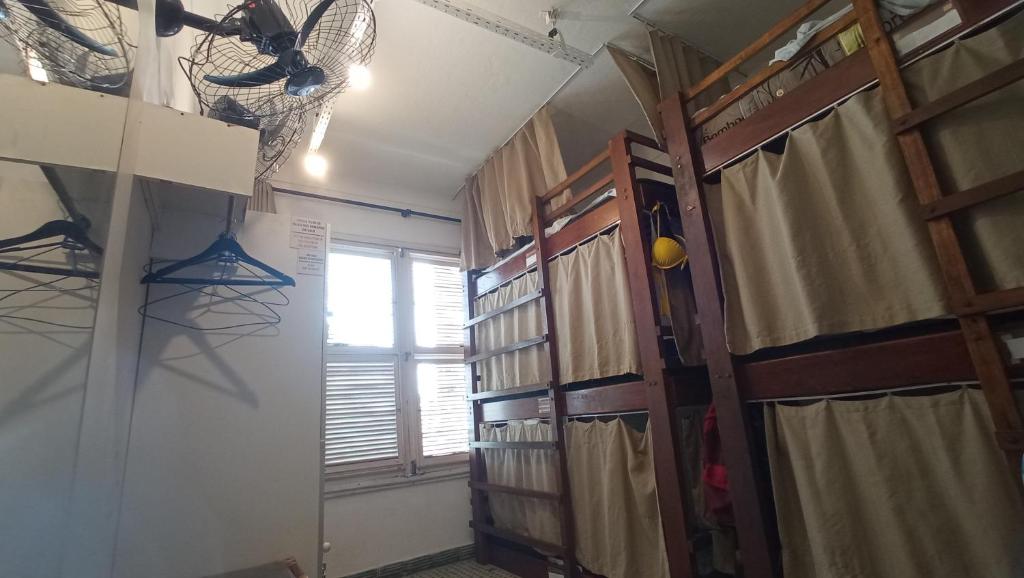 Albergaria Hostelにある二段ベッド