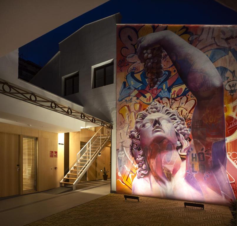 duży mural kobiety na boku budynku w obiekcie Mythic Valencia w Walencji