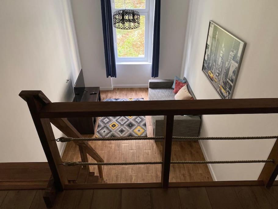 um quarto com uma escada com uma mesa e uma janela em Raday street, spacious, modern apartment em Budapeste