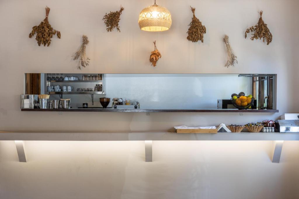 Příslušenství pro přípravu čaje a kávy v ubytování Mistral Boutique Hotel